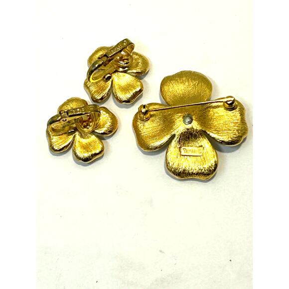Vintage Crown Trifari Dogwood Flower Enameled Brooch Earring Set - Picture 4 of 6